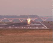 Тётя в самолёте подрочила член своему племяннику